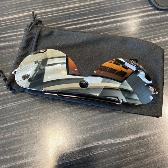 Silver Mirror Brand new Sunglasses - Picture 2 of 5